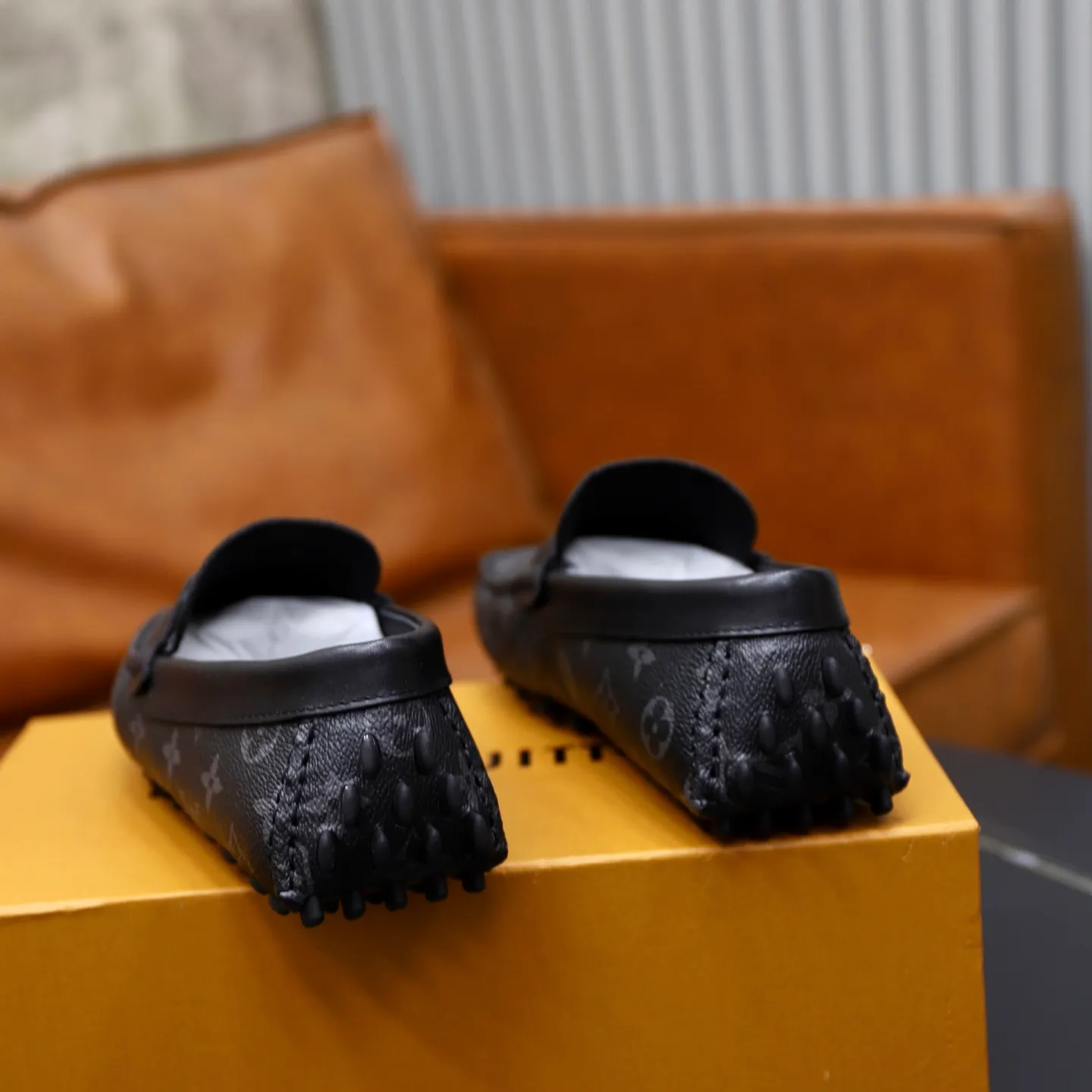 Ex-factory price: 480💰【LV】Louis Vuitton ⚠️High-end men’s driving and pedal series ⚠️38-44 (customized for 45) ⚠️All original cowhide leather! Thick and soft! Made entirely of calfskin lining! The latest non-slip beanie sole! Three-dimensional package technology! Fashionable and classic! Handicrafts! Original high quality! Feel free to compare!